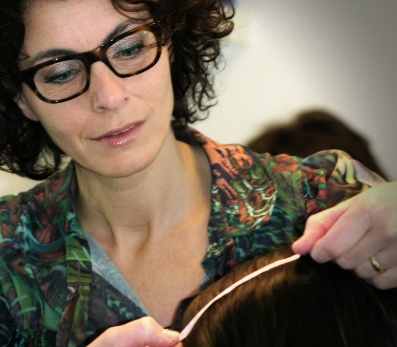 Tarita brengt een haarstuk in model