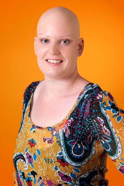Een vrouw zonder hoofdhaar, portret voor het haarwerk